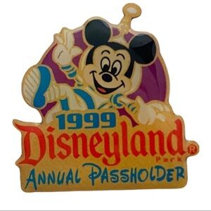 Vintage 1999 Disneyland Annual Pass holder Trading Pin Mickey Astronaut rare